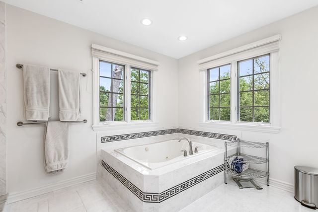 1211 Ashbury Lane, Libertyville, IL 60048