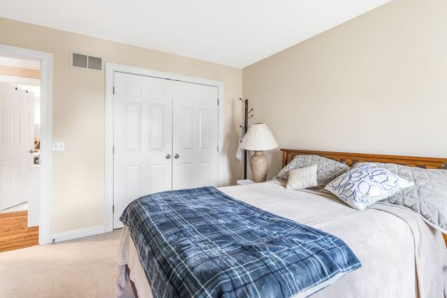 1211 Ashbury Lane, Libertyville, IL 60048