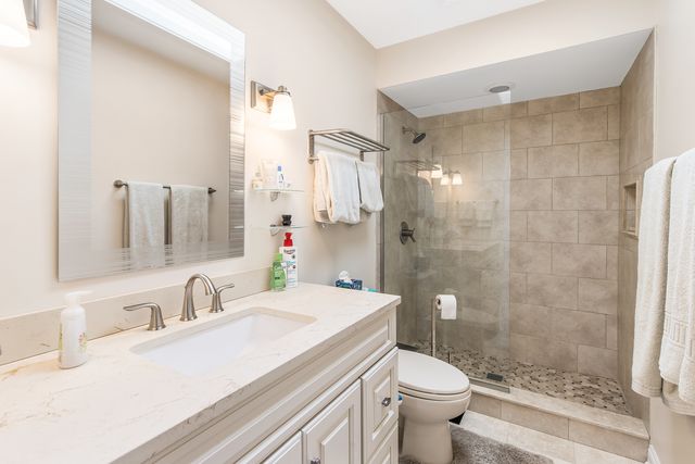 1211 Ashbury Lane, Libertyville, IL 60048