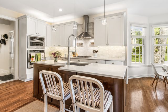 1211 Ashbury Lane, Libertyville, IL 60048