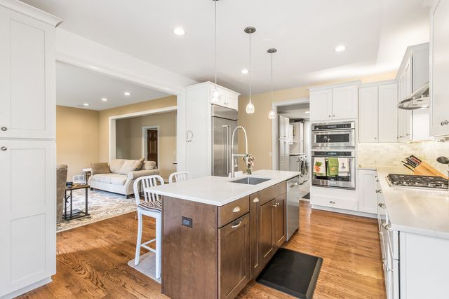 1211 Ashbury Lane, Libertyville, IL 60048