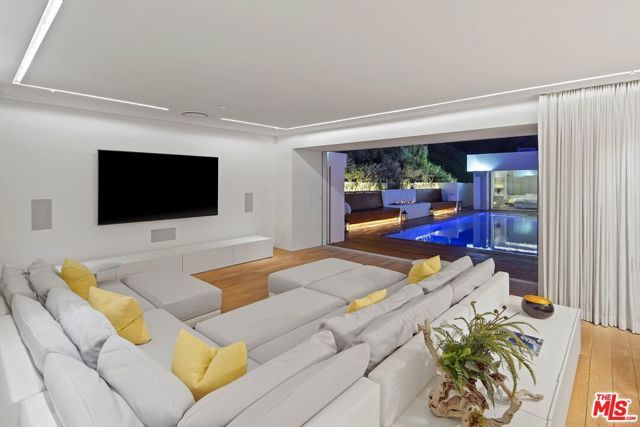 1106 N Hillcrest Road, Beverly Hills, CA 90210