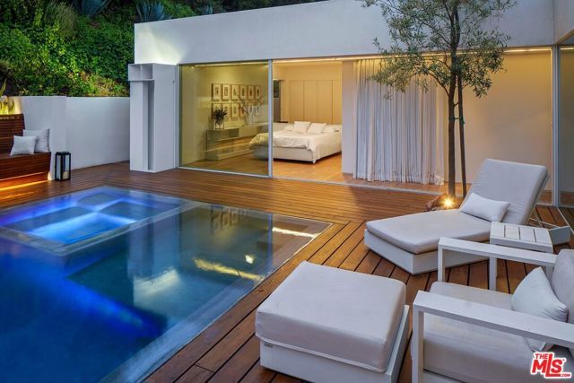 1106 N Hillcrest Road, Beverly Hills, CA 90210