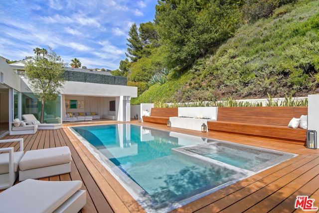 1106 N Hillcrest Road, Beverly Hills, CA 90210