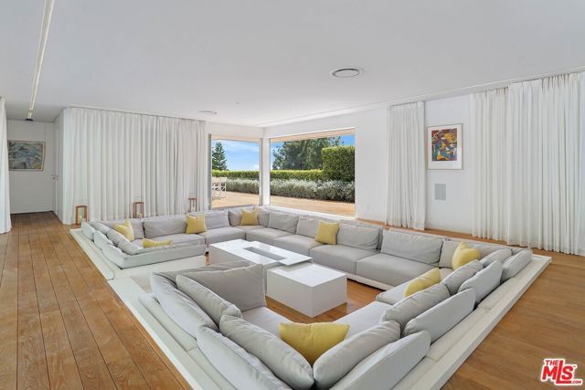 1106 N Hillcrest Road, Beverly Hills, CA 90210
