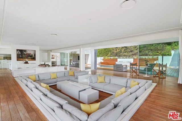 1106 N Hillcrest Road, Beverly Hills, CA 90210