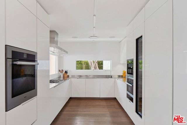 1106 N Hillcrest Road, Beverly Hills, CA 90210