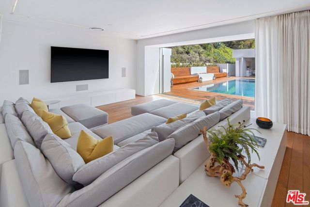 1106 N Hillcrest Road, Beverly Hills, CA 90210