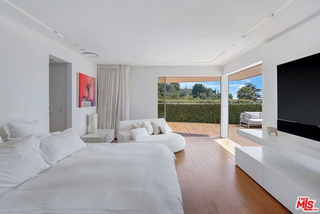 1106 N Hillcrest Road, Beverly Hills, CA 90210