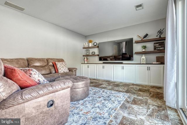 331 BRADDOCK DR, Etters, PA 17319