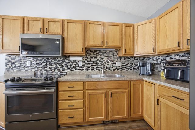 5284 49th Avenue S, Fargo, ND 58104