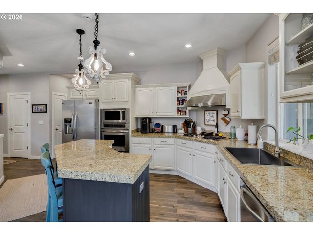 13800 HOLCOMB Blvd, Oregon City, OR 97045