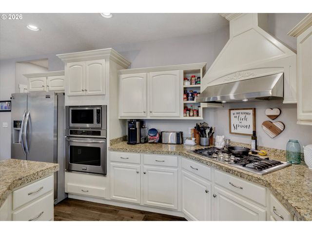 13800 HOLCOMB Blvd, Oregon City, OR 97045