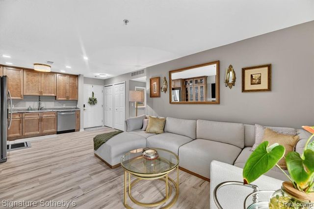 1155 S Lake Drive 71, Novi, MI 48377