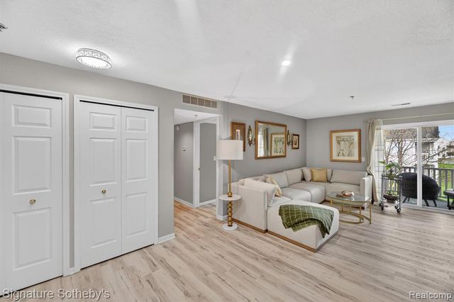 1155 S Lake Drive 71, Novi, MI 48377