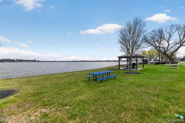 1155 S Lake Drive 71, Novi, MI 48377
