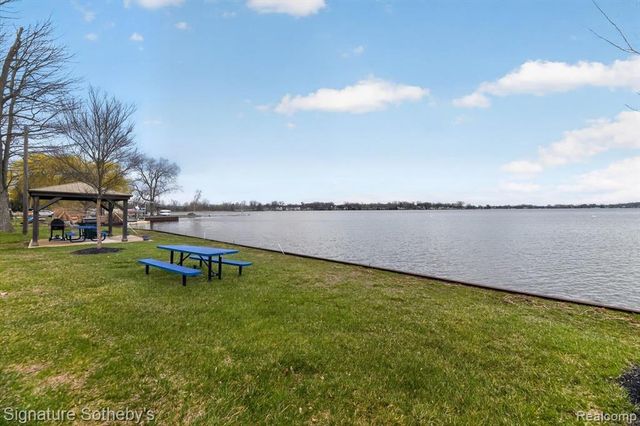 1155 S Lake Drive 71, Novi, MI 48377