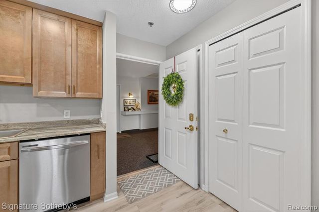 1155 S Lake Drive 71, Novi, MI 48377