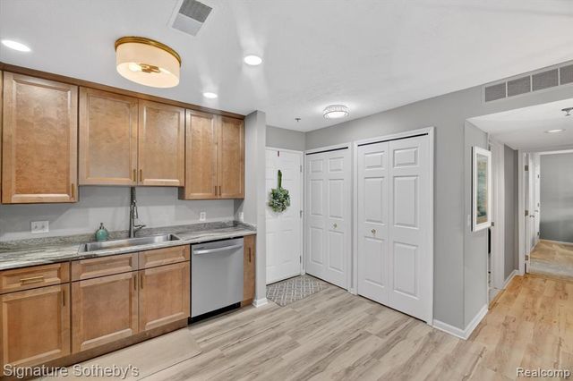 1155 S Lake Drive 71, Novi, MI 48377