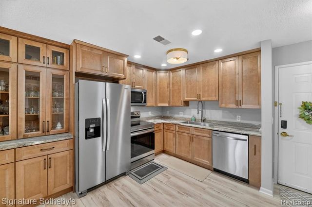 1155 S Lake Drive 71, Novi, MI 48377