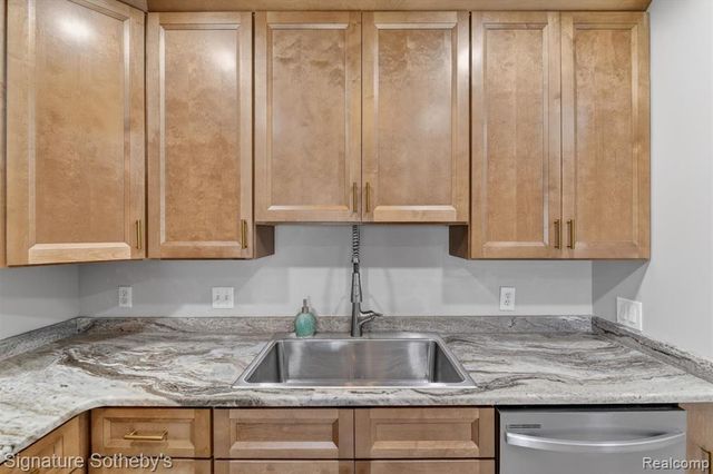 1155 S Lake Drive 71, Novi, MI 48377