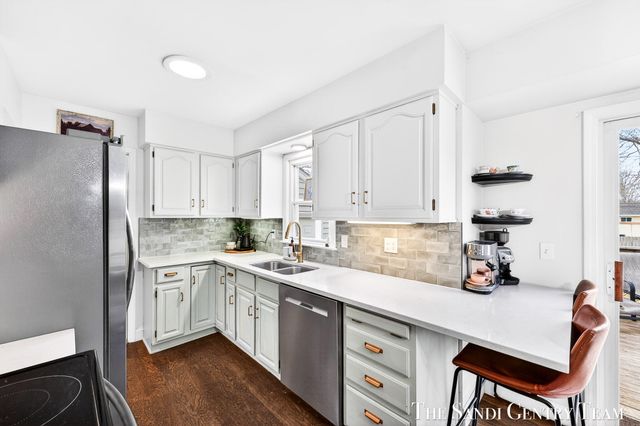 1703 Columbus Avenue, Norton Shores, MI 49441