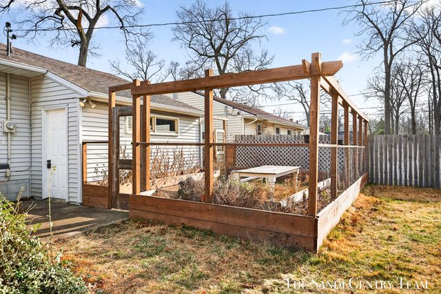 1703 Columbus Avenue, Norton Shores, MI 49441