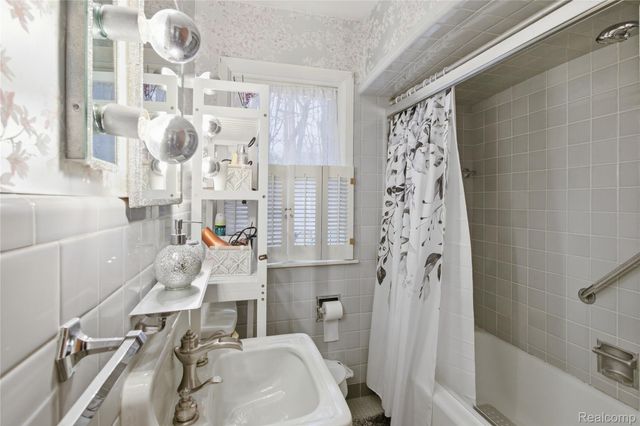 21270 Outer Drive, Dearborn, MI 48124