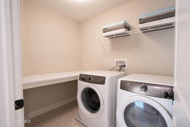 4 Windrow Way, Halfmoon, NY 12118