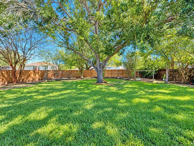 3804 Briar Hollow Drive, Dickinson, TX 77539