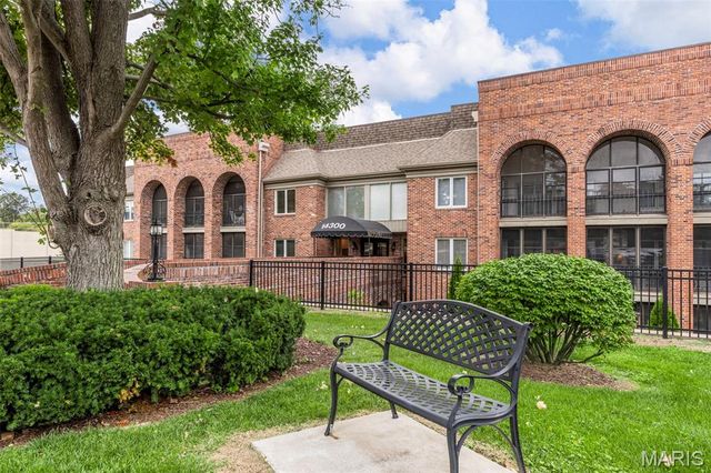 14300 Conway Meadows Court 202, Chesterfield, MO 63017