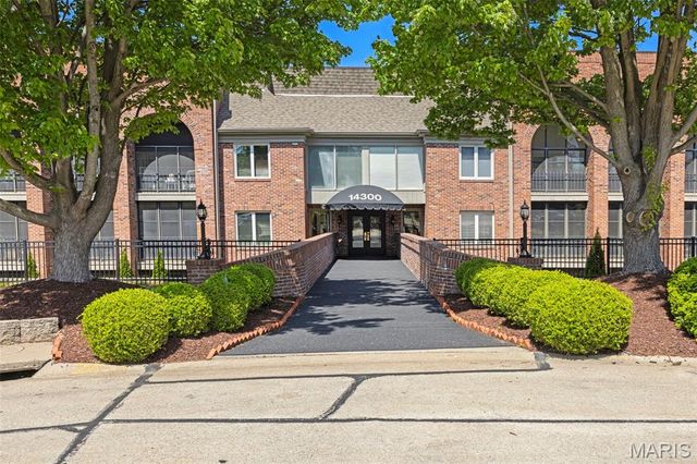 14300 Conway Meadows Court 202, Chesterfield, MO 63017
