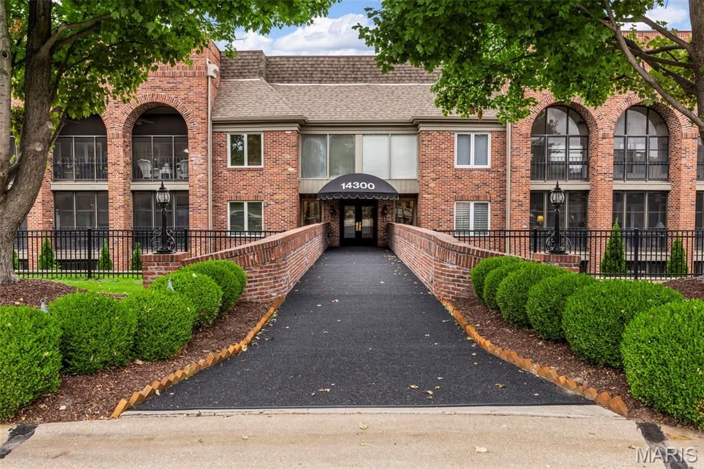 14300 Conway Meadows Court 202, Chesterfield, MO 63017