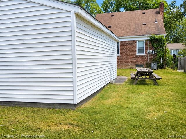 11377 Fenton, Redford, MI 48239