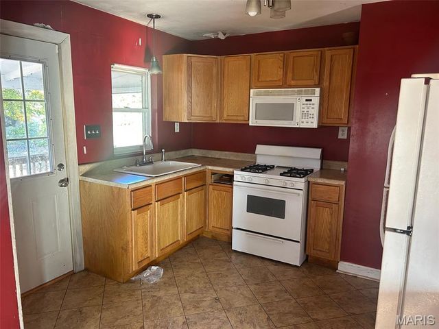 21 Jean Drive, Florissant, MO 63031