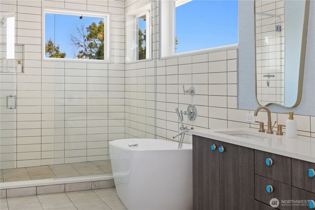 3215 39th Avenue W, Seattle, WA 98199