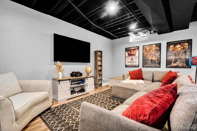 19224 Denby, Redford, MI 48240