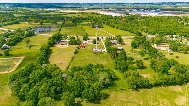 1976 Hartsville Pike, Gallatin, TN 37066
