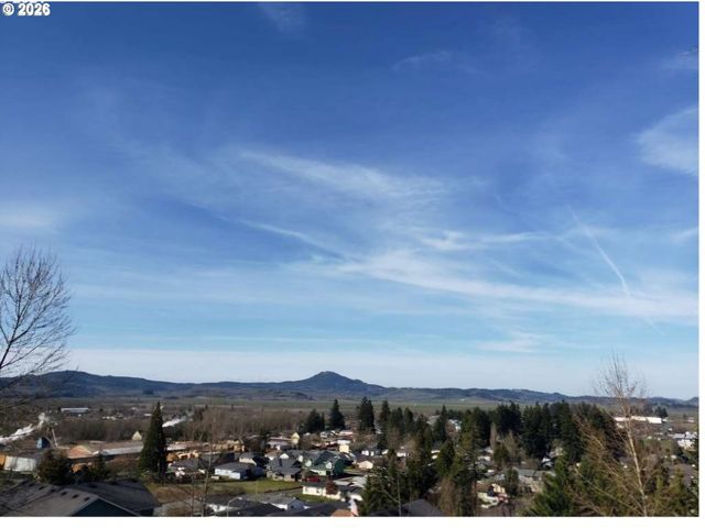 1 Queens Ave, Creswell, OR 97426