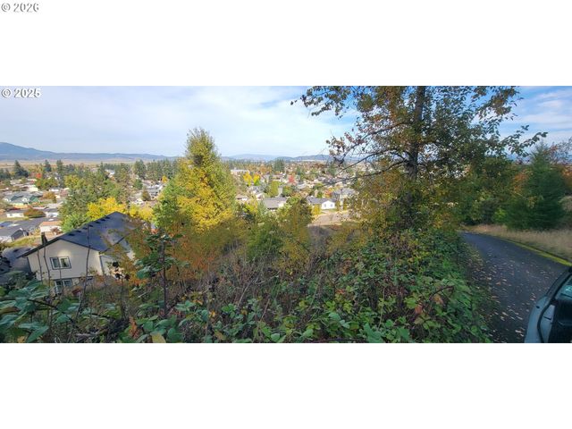 1 Queens Ave, Creswell, OR 97426