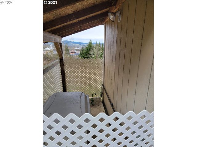 1 Queens Ave, Creswell, OR 97426