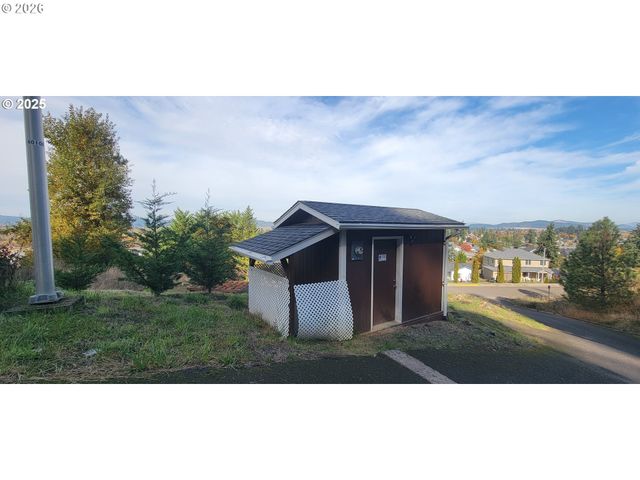 1 Queens Ave, Creswell, OR 97426