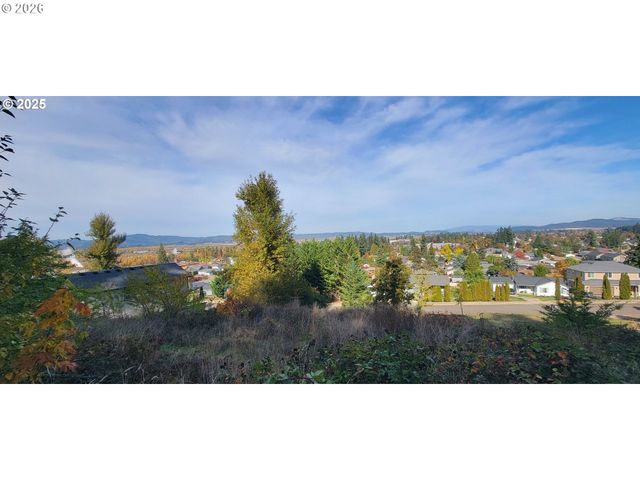 1 Queens Ave, Creswell, OR 97426