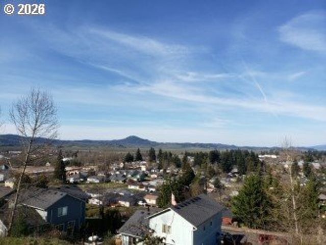 1 Queens Ave, Creswell, OR 97426