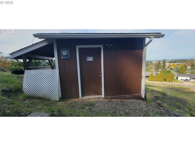 1 Queens Ave, Creswell, OR 97426