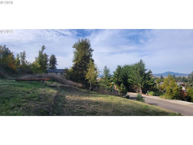 1 Queens Ave, Creswell, OR 97426