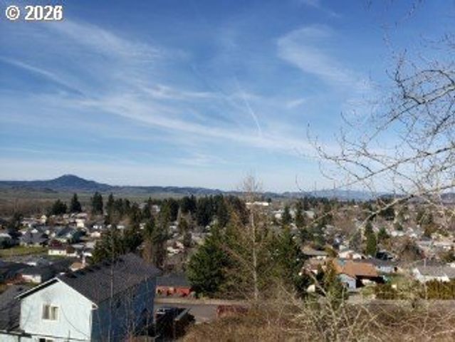 1 Queens Ave, Creswell, OR 97426