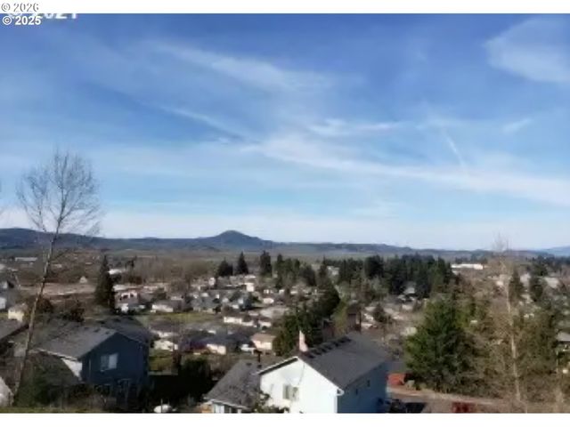 1 Queens Ave, Creswell, OR 97426