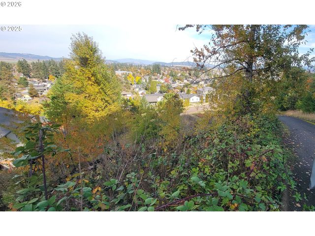 1 Queens Ave, Creswell, OR 97426