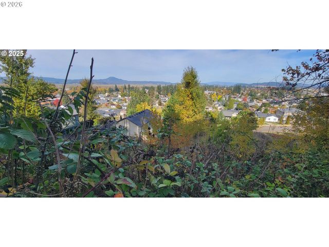 1 Queens Ave, Creswell, OR 97426
